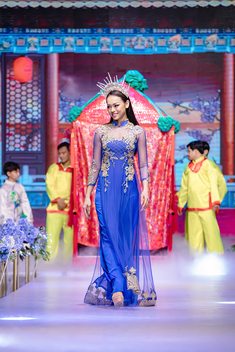 Khánh Vân, Hoàng Thùy catwalk cùng dàn mẫu nhí - 3