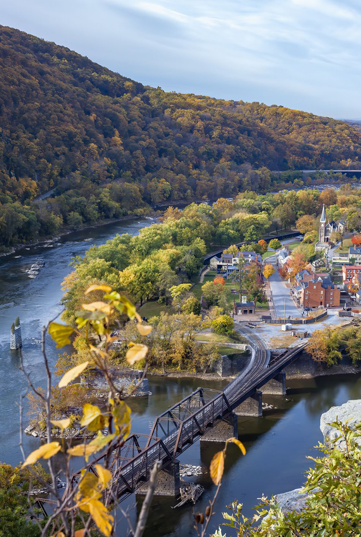 1. Thị trấn miền núi Harper's Ferry, West Virginia, Mỹ vào mùa thu lại đông đúc người ghé tới. Đi tản bộ đường dài ngắm lá đỏ là điều khiến ai cũng mong chờ nhất tại đây.
