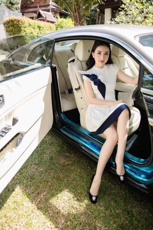 Bộ sưu tập xe nhà Angela Chu đều là những mẫu siêu xe đắt đỏ như Lamborghini Gallardo, Rolls-Royce Wraith, Audi TT, Bentley Continental GT Coupe, Land Rover Range Rover Autobiography,...
