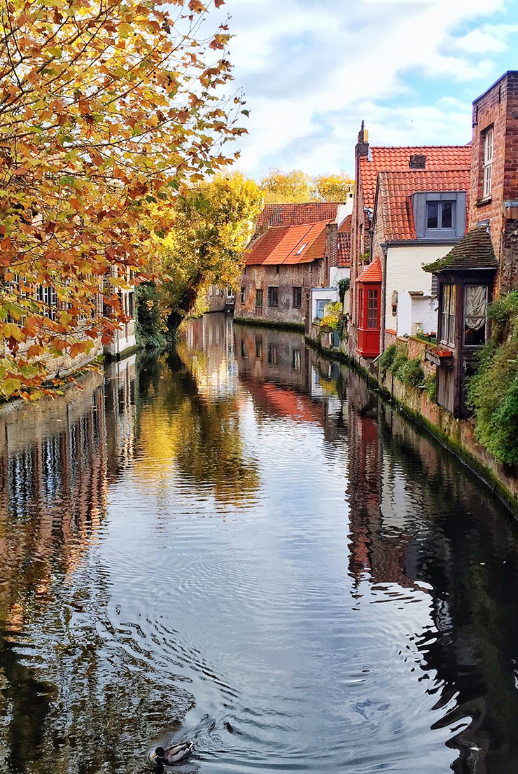 12. Bruges, Bỉ mệnh danh là Venice của phương bắc. Bruges là điểm đến đầy mê hoặc vào mùa thu với những con kênh thơ mộng, yên tĩnh uốn lượn khắp thành phố.
