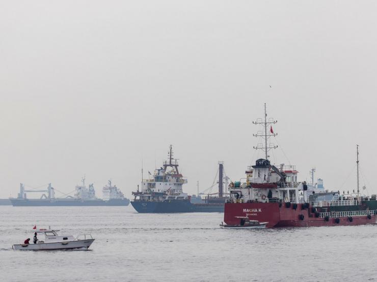 Tàu chở ngũ cốc tiếp tục rời Ukraine, Nga cảnh báo