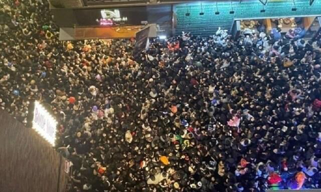 Đám đông chen chúc, xô đẩy trong con hẻm chật hẹp dẫn tới cảnh giẫm đạp trong sự kiện Halloween ở quận Itaewon, Seoul, Hàn Quốc đêm 29/10. Ảnh - Reuters