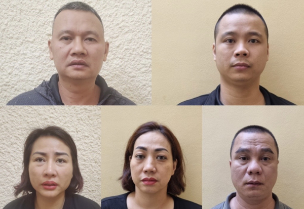 "Phương nở" (thứ nhất bên trái hàng dưới) cùng và đám đàn em bị bắt giữ.