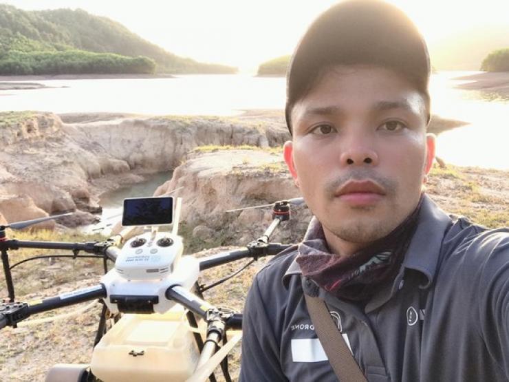 Bạn trẻ - Cuộc sống - Thầy giáo 9x đưa "máy bay về làng chăm lúa"