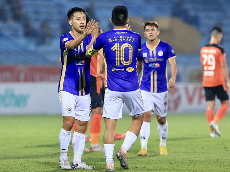 Hà Nội FC rộng đường vô địch làm trùm V-League, HLV khen ngợi Văn Quyết