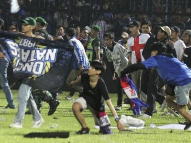 Hiện trường vụ giẫm đạp kinh hoàng trên sân vận động Indonesia