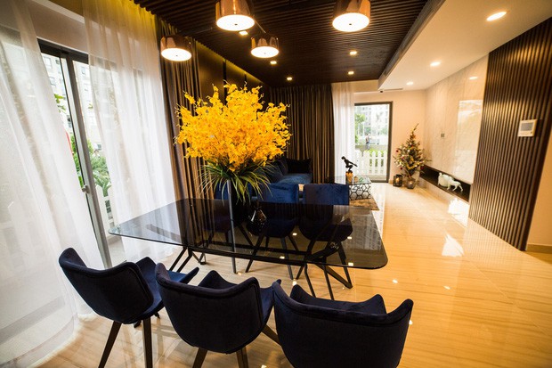 Toàn bộ nội thất của nhà mới được Vũ Khắc Tiệp
thiết kế và phối theo gam màu nâu tạo cảm giác sang trọng, ấm
cúng.