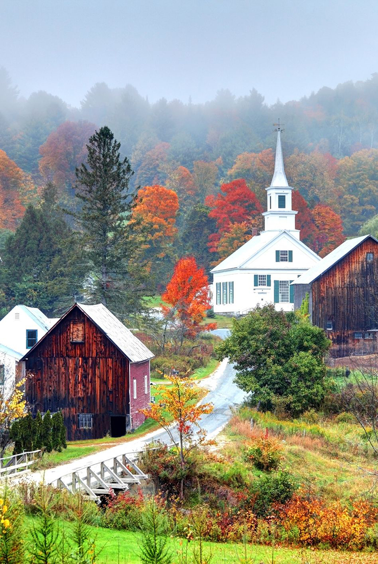 3. Những tán lá cây phong đổi sang màu đỏ, làm rực sáng cả một vùng trời ở Vermont, Mỹ. Khung cảnh yên bình, cổ kính của nơi này được nhiều người yêu thích.
