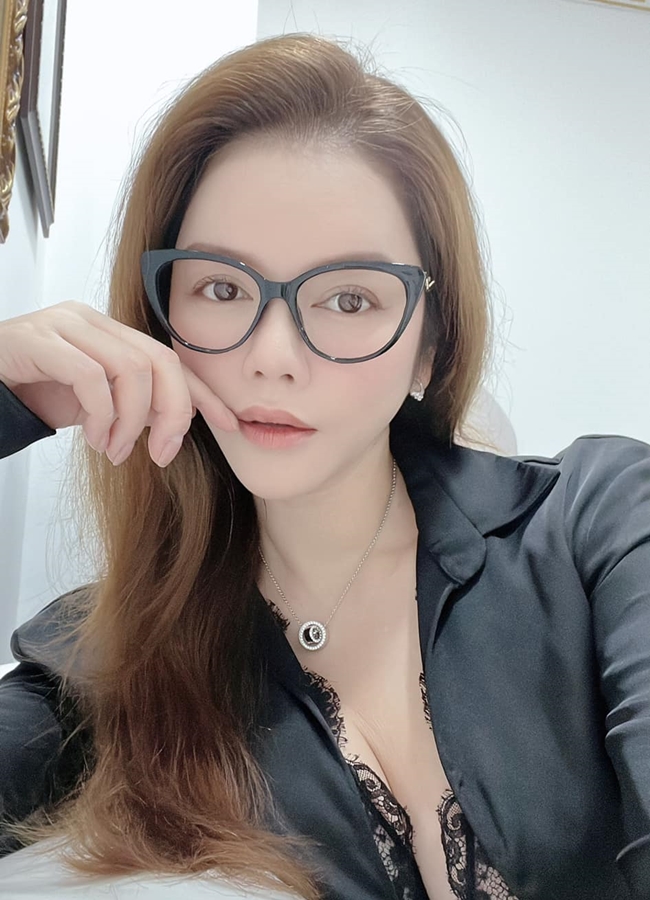 Hiện tại, Lý Nhã Kỳ vẫn độc thân. Cô chia sẻ khó tìm nửa kia vì: “Có những người đàn ông đứng trước chị nhưng không tự tin vì kiến thức, vì kinh tế hay sự nổi tiếng. Họ không tự tin bước đi cùng chị. Chị sẵn sàng bỏ xe Rolls Royce để đi xe máy, chị bỏ những buổi trà chiều để đi ăn kem hay thậm chí những bữa tiệc sang trọng. Nhưng người ta không tin chị thật lòng làm vậy. Họ cảm thấy không an toàn, không biết chị sẽ làm được như vậy trong bao lâu”.
