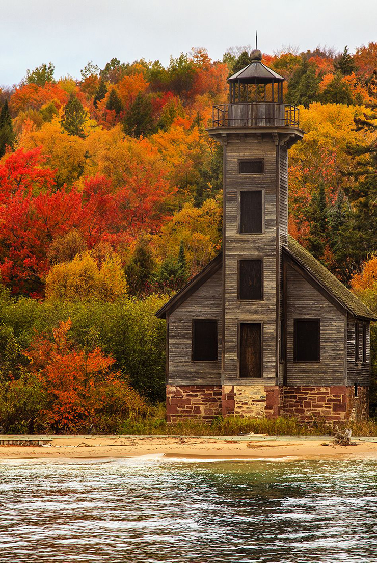 6. Hồ Superior, Michigan, Mỹ là nơi hoàn hảo để có một kỳ nghỉ dưỡng vào mùa thu. Làn nước trong xanh, lạnh lẽo, đối lập với hàng cây đỏ rực bên trên.
