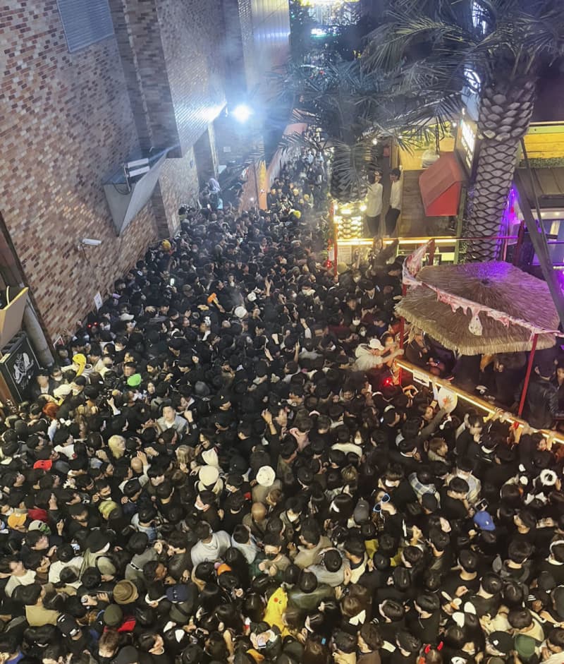 Đám đông mắc kẹt trong con hẻm tại phố Itaewon, Seoul (ảnh: Yonhap)