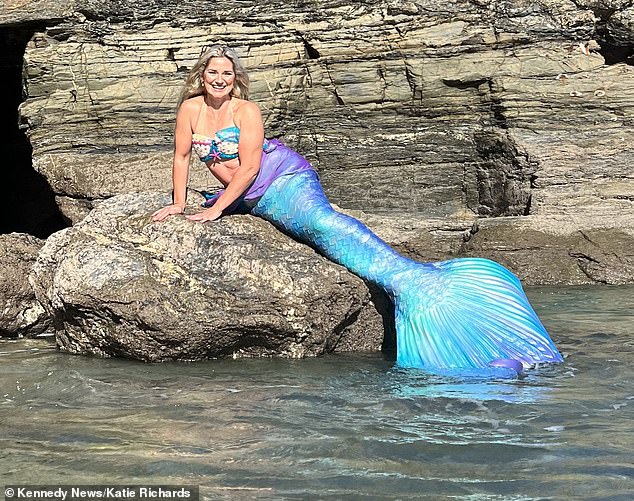 Emma Harper trở thành một nàng tiên cá không chỉ là ngồi trên một tảng đá