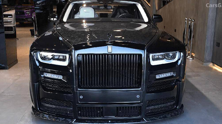 Xe được trang bị bộ bodykit hàng thửa, bao gồm cản trước, cổ hút khí nạp và cánh gió làm từ sợi carbon
