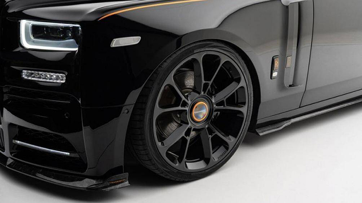 Điểm nhấn ở thân xe là đường coachline kéo dài từ đèn pha đến chân cột C. Xe sử dụng vành 24 inch đa chấu
