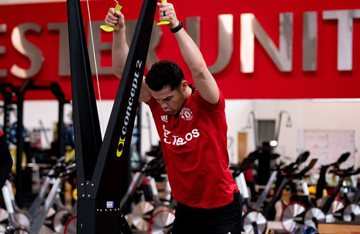 Ronaldo luôn chăm chỉ luyện tập trong phòng gym