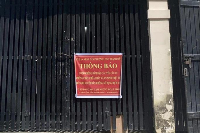 Phía trước cơ sở treo bảng tạm ngưng