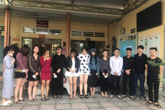 Nhóm nam nữ tại Công an phường