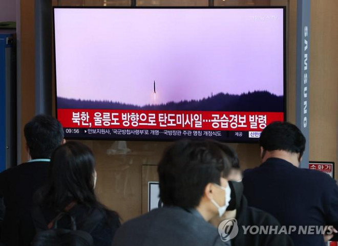 Truyền thông đưa tin về việc Triều Tiên bắn tên lửa đạn đạo hôm 2-11. Ảnh: Yonhap