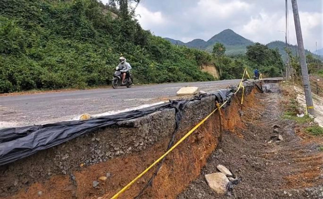 Sau trận mưa lũ tại Đà Nẵng, tuyến ĐT601 qua xã Hòa Liên, xã Hòa Bắc (huyện Hòa Vang, TP Đà Nẵng) sạt lở nhiều vị trí