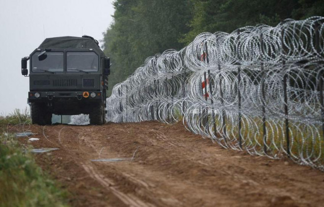 Hàng rào hiện có trên biên giới giữa Ba Lan và Belarus. Ảnh: REUTERS