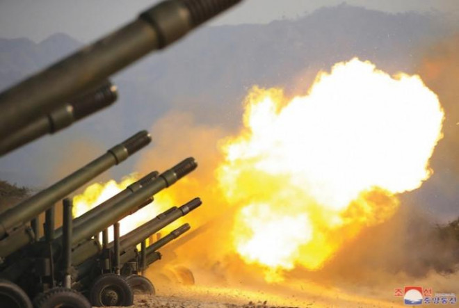 Cách đây ít lâu, Triều Tiên cũng phóng loạt đạn pháo vào vùng đệm quân sự với Hàn Quốc. Ảnh - KCNA