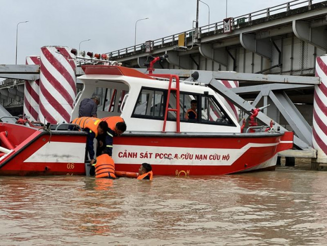 Một trường hợp cứu người đuối nước trên sông Đồng Nai.
