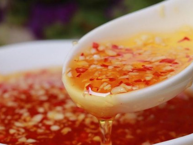 Ẩm thực - Cách pha nước mắm tỏi ớt ngon 'thần thánh' chấm gì cũng hợp, đẹp mắt, để ăn dần được cả tháng