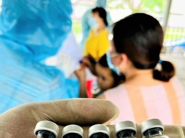 Giáo dục - du học - Giáo viên, học sinh và phụ huynh 'khóc ròng' vì bị ép tiêm vắc xin