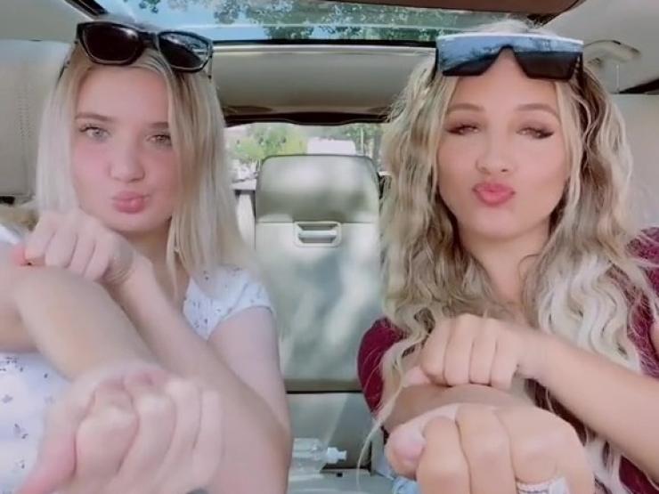 Bạn trẻ - Cuộc sống - Clip: Cô gái 28 tuổi khoe bạn thân là con gái 18 tuổi gây sốt