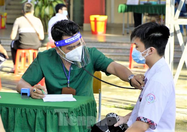 Học sinh ở Bình Phước tiêm vắc xin phòng COVID-19
