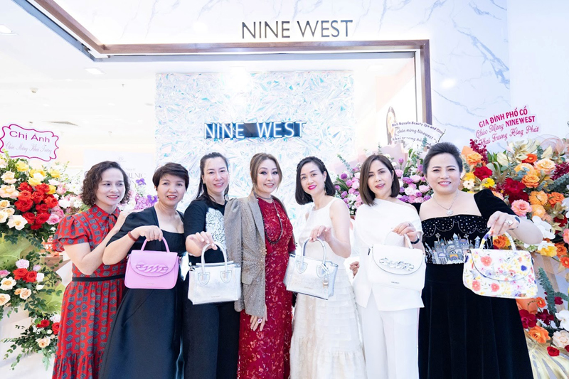 Đại diện thương hiệu Nine West - bà Nguyễn Minh Diệp và NSND Lan Hương chụp ảnh cùng các khách hàng thân thiết