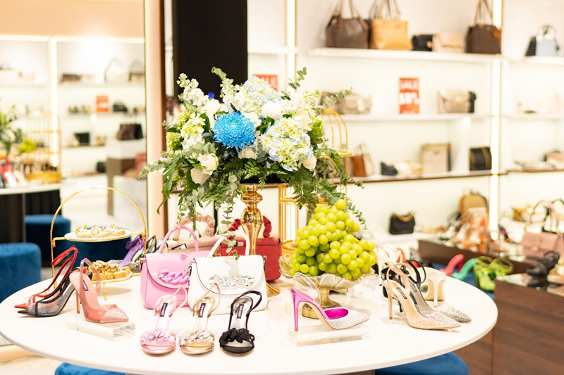 Một số mẫu giày dép, túi xách thời trang và trẻ trung được trưng bày trên kệ