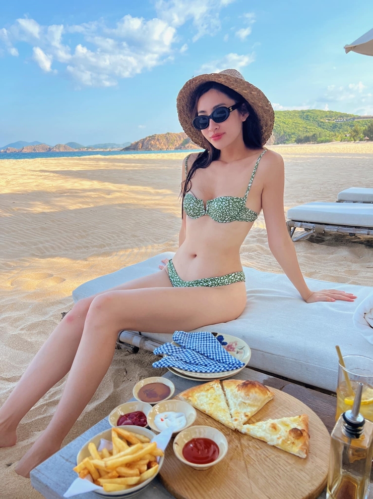 Người đẹp từng bị mẹ phản đối chuyện mặc hở nhưng sau đó mẹ đã hiểu cho cô và người đẹp có sự thay đổi rõ ràng&nbsp;trong gu ăn mặc.&nbsp;