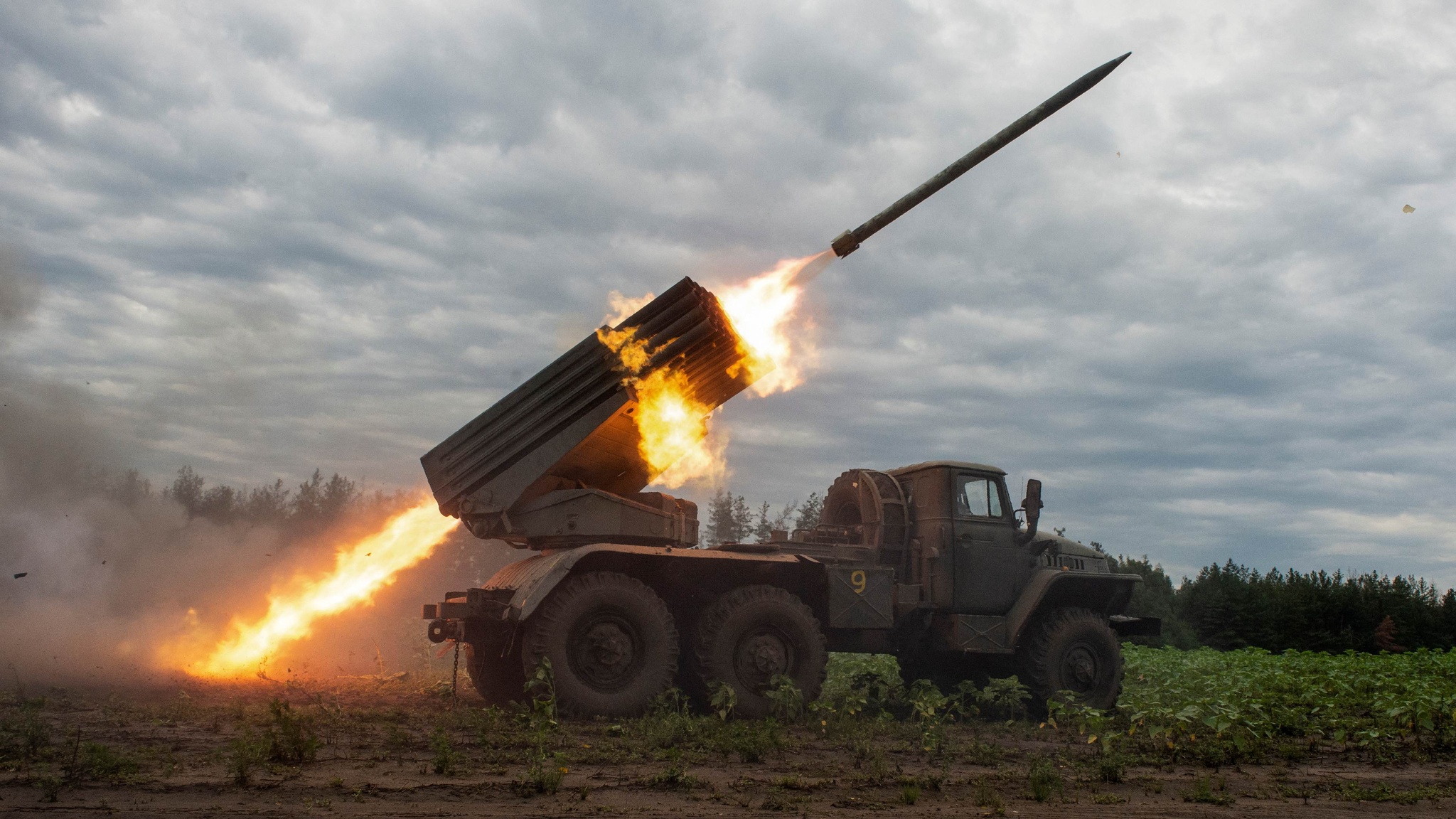 Ukraine khai hỏa tên lửa BM-21 Grad về phía các vị trí của Nga ở tỉnh Kharkiv vào ngày 2/8. Ảnh: Reuters