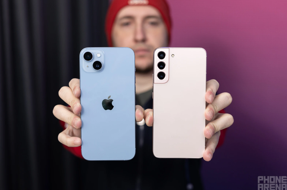 iPhone 14 Plus (trái) và Galaxy S22+ (phải).