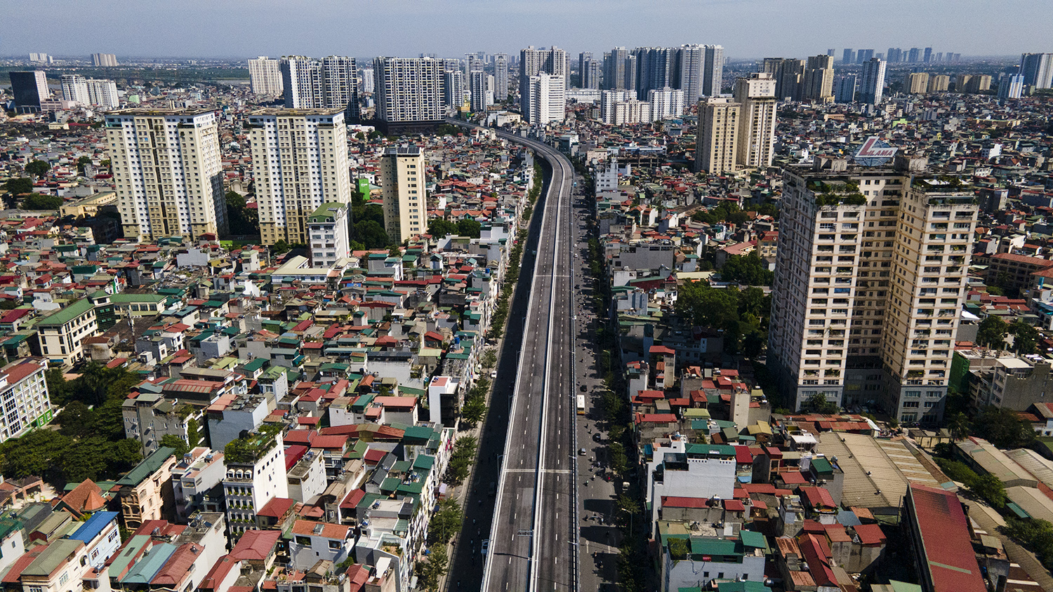 Ngỡ ngàng với diện mạo mới 2 con phố trên tuyến vành đai 2 xuyên trung tâm Hà Nội - 1