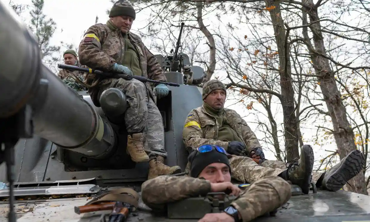 Lính xe tăng Ukraine trên tiền tuyến (ảnh: CNN)