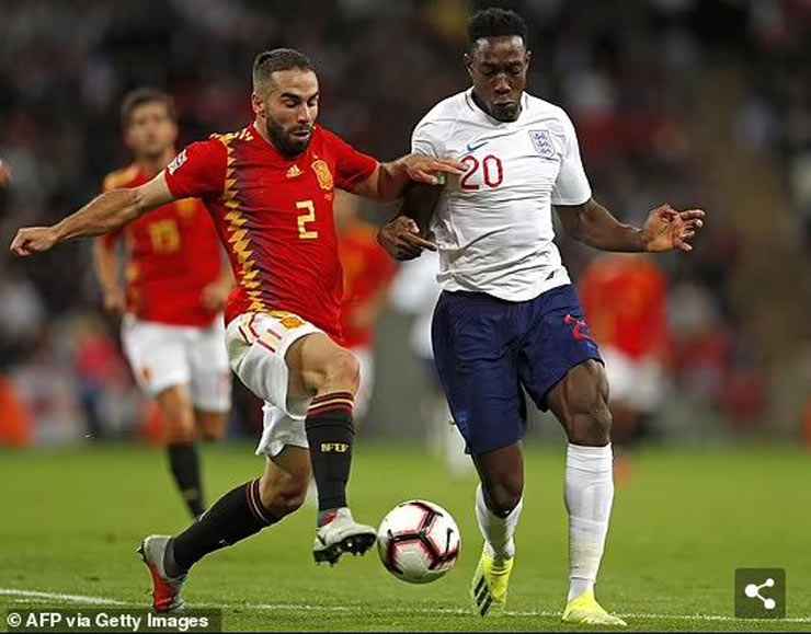 Danny Welbeck (phải) đã có 16 bàn thắng trong 42 trận chơi cho ĐT Anh