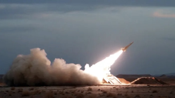 Iran phóng tên lửa trong một cuộc tập trận.