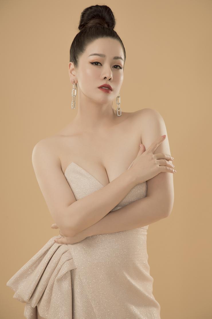 Nhật Kim Anh nổi tiếng với nhiều vai diễn phim truyền hình, đồng thời cô cũng là một ca sĩ. 
