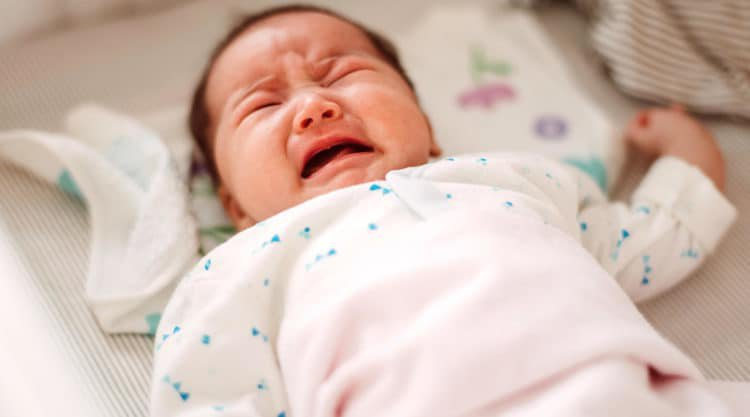 Nghẹt mũi khiến trẻ sơ sinh quấy khóc nhiều, ảnh hưởng tới sức khỏe