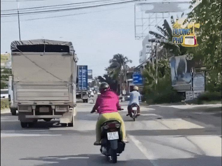 Xe máy - Xe đạp - Clip: Giật mình với ninja lạng lách đánh võng thả hai tay trên đường