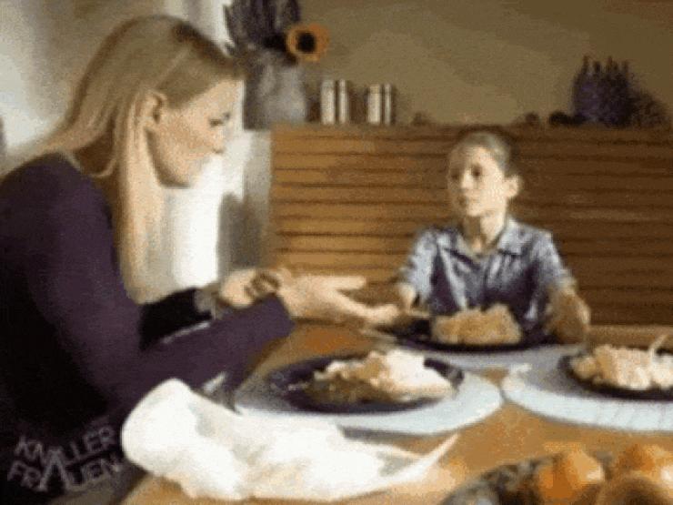 Tranh vui - Đỡ không nổi những hành động khó đỡ của các bà mẹ siêu lầy lội