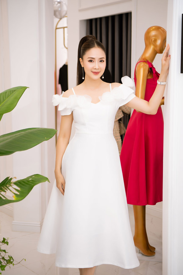 Vốn được xem là “nữ hoàng thời trang công sở” trên màn ảnh VFC, Hồng Diễm luôn trung thành với phong cách thanh lịch, tinh tế.