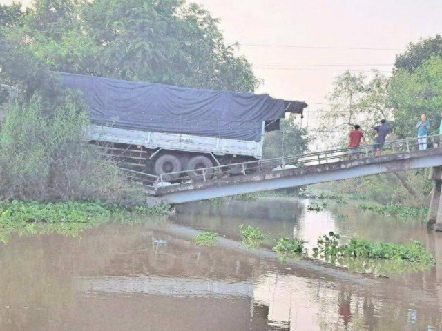 Tin tức trong ngày - Vụ sập cầu ở Đồng Tháp: Huyện kiến nghị tỉnh bố trí 6,5 tỷ làm cầu mới