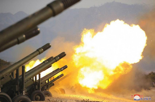 Một cuộc thi bắn pháo giữa các đơn vị pháo binh thuộc Quân đoàn 7 và Quân đoàn 9 của Quân đội Nhân dân Triều Tiên diễn ra tại một bãi tập ở Triều Tiên ngày 12-3-2020. Ảnh: KCNA