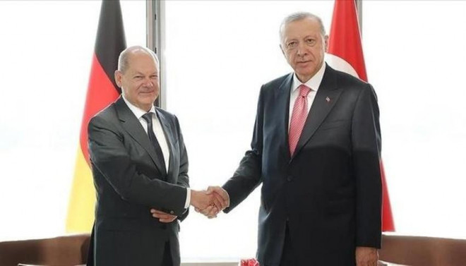 Tổng thống Thổ Nhĩ Kỳ Recep Tayyip Erdogan (phải) trong một cuộc gặp với Thủ tướng Đức Olaf Scholz. Ảnh: UKRINFORM
