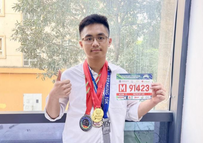 Nguyễn Quý Anh chụp cùng huy chương, thành tích em đạt được trong thể thao, học tập, ngày 28/10. Ảnh: VnEpress.
