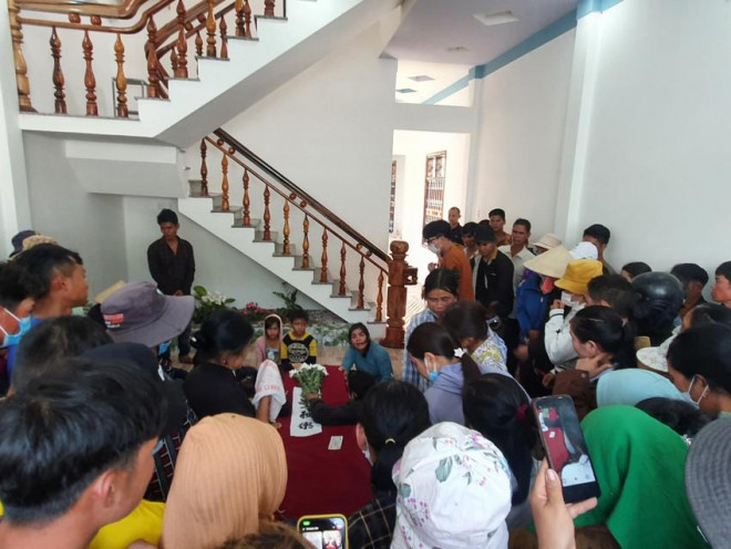 Gia đình đau đớn vì mất đứa con gái duy nhất. Ảnh: QN