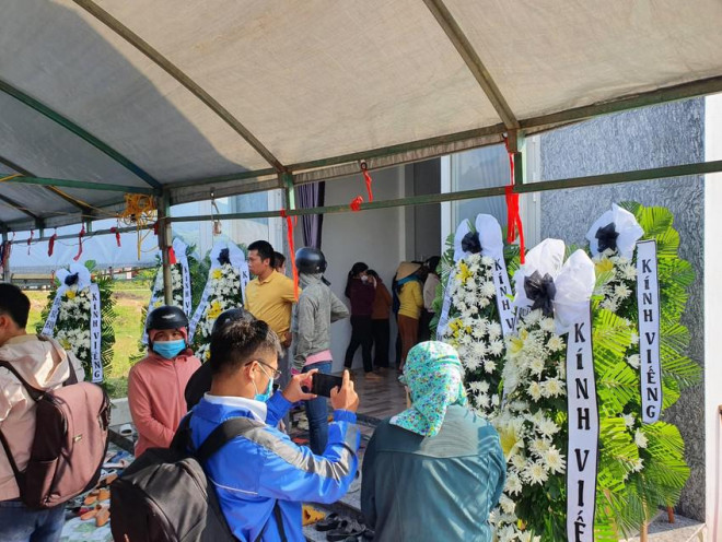 Làng quê bao trùm sự bi thương vì lễ tang của cô gái trẻ. Ảnh: QN